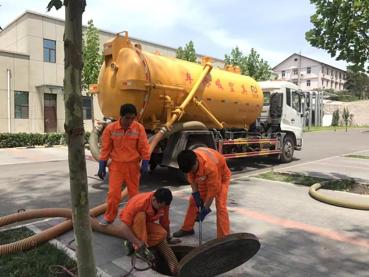 河源管道疏通车停在窨井附近