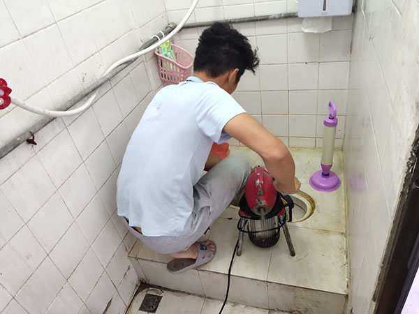 河源管道堵塞冒臭气 专业师傅现场解决问题