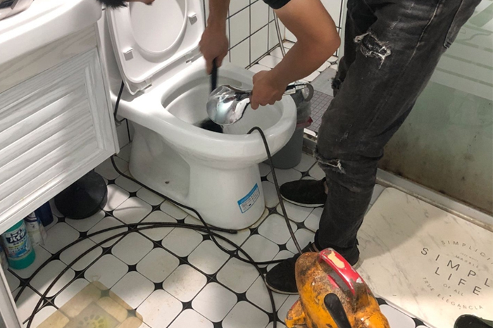 河源马桶堵塞自己疏通还是找师傅?专业上门服务让你省时更省心
