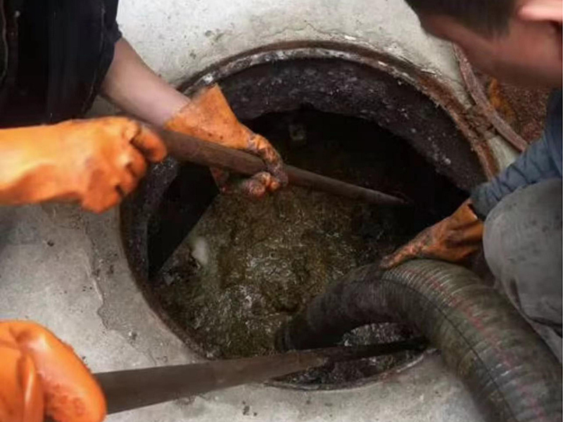 河源清理化粪池时如何避免沼气的危害?